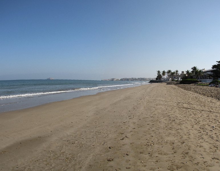 010211_muscat strand.jpg - 1 februari 2011, we zijn weer in Oman. Voor de tweede keer zijn we op bezoek bij Inger, Robert en de kinderen. In de ochtend maken we een wandeling over Qurum Beach bij Muscat. 